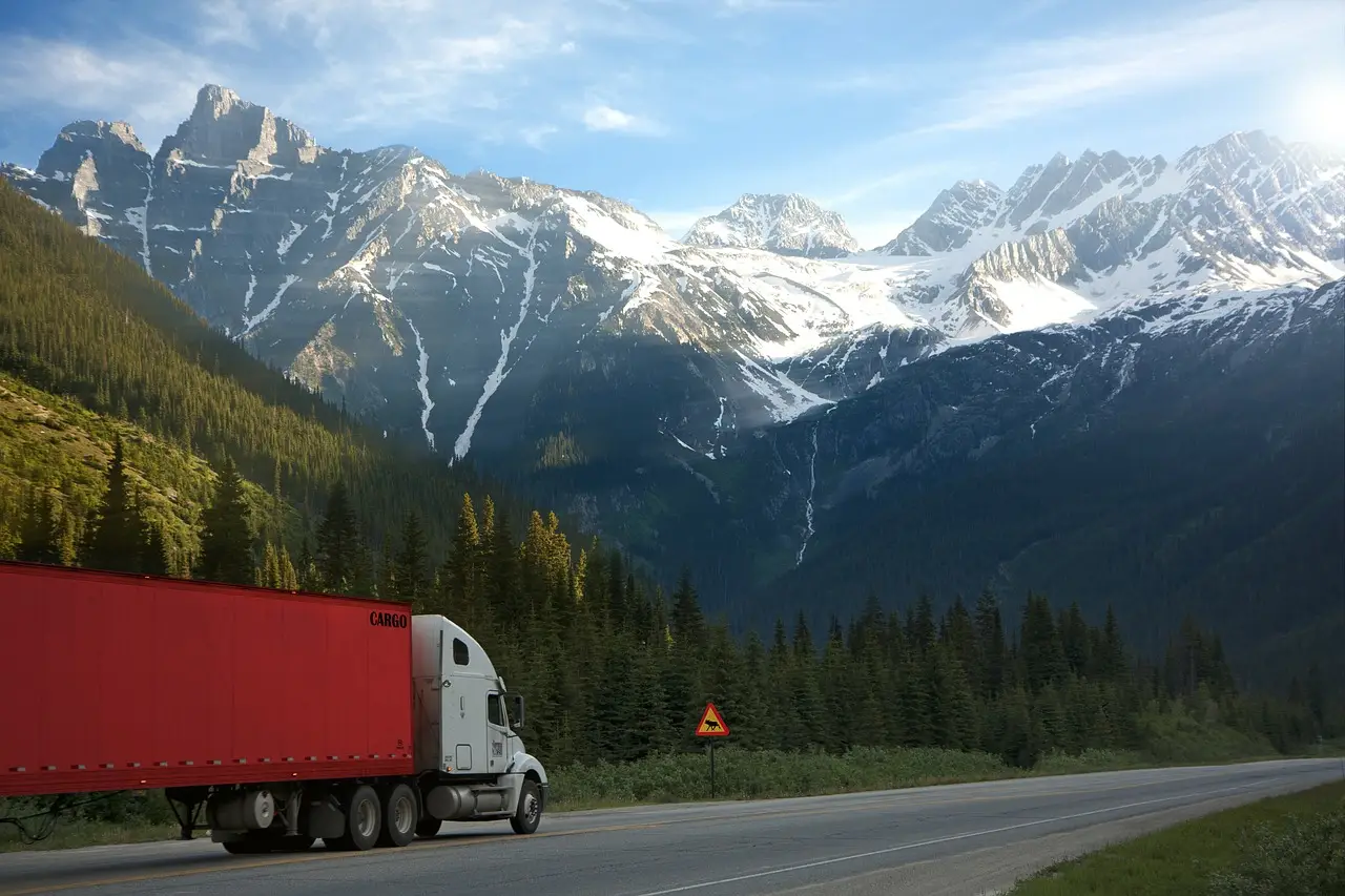 FMCSA clears way for driverless trucks to replace warning triangles with flashing beacons - TheTrucker.com