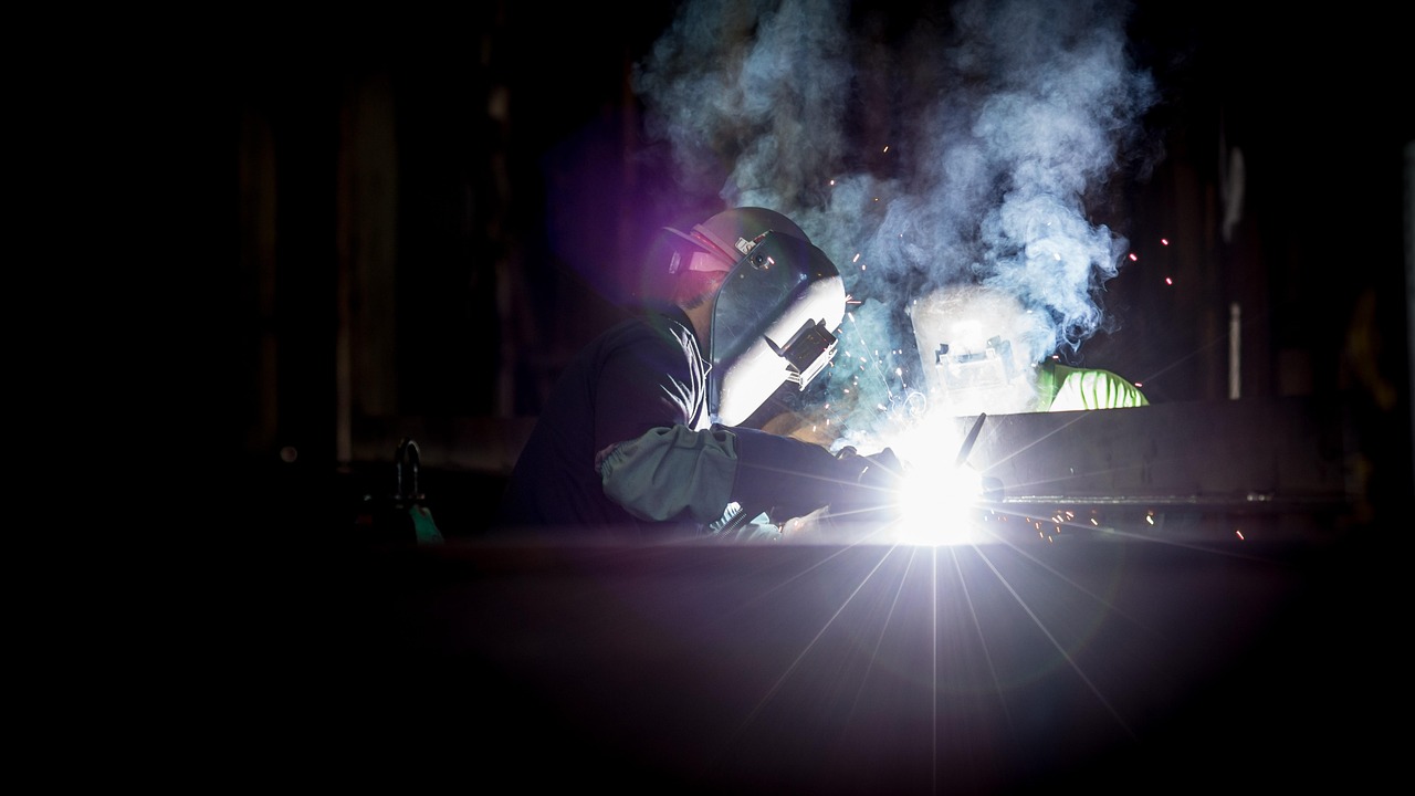 Factory backlogs build as freight and steel costs climb